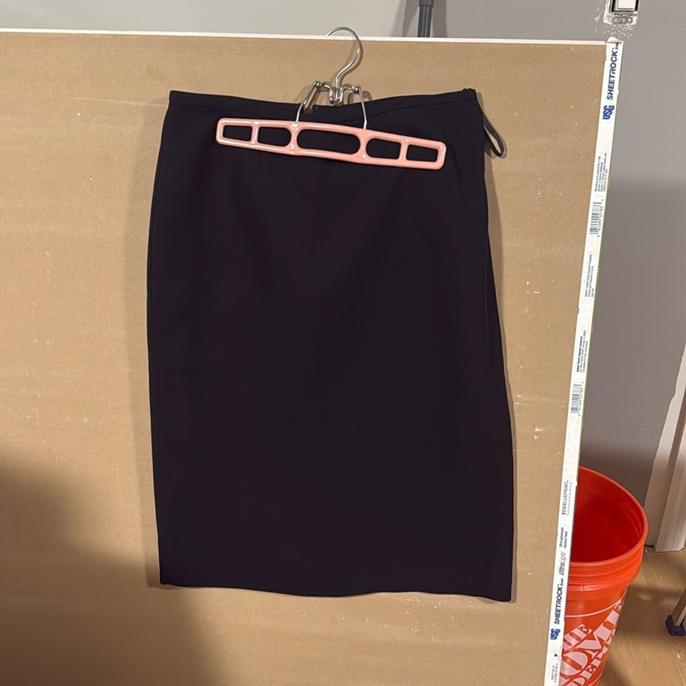 Jones studio midi skirt
Black lined
Lightly used